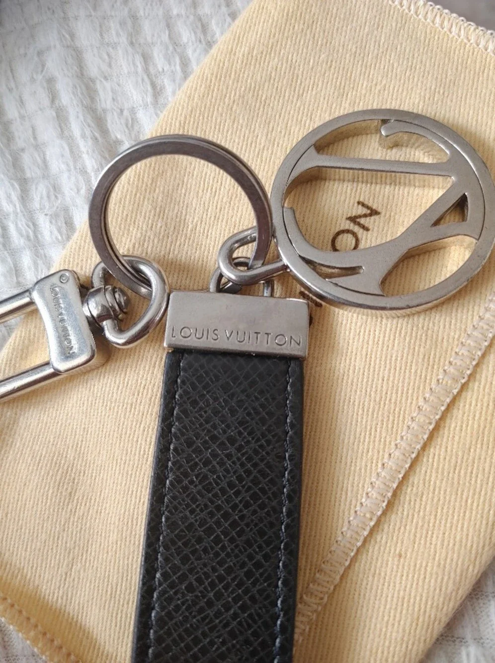 Louis Vuitton 2010 Taiga Leather Neo Club Key Holder - Picture 9 of 15